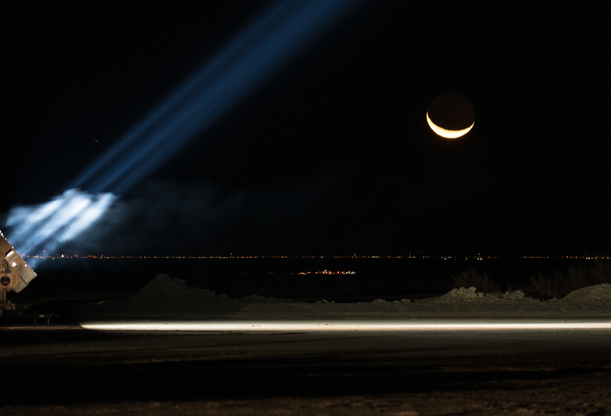  A spotlight prepares to track Starliner when it arrives. Credit: NASA 