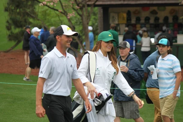 En glad Mike Weir även fast han kommer missa cuten och spelar åt fel håll