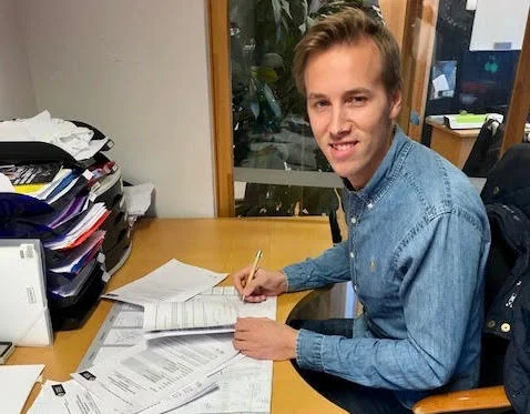 To signaturer på plass