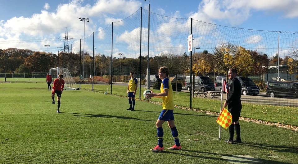 Mikkel har fått prøve seg i en treningskamp mellom U16- og U18-lagene til Southampton. Foto: Privat
