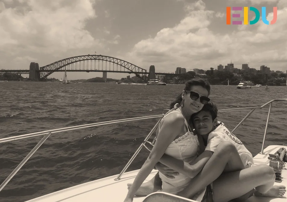 2014: Carol com o filho em Sydney.