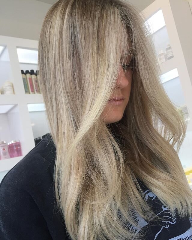 &lsquo;Tis the season to go lighter and brighter! ✨ Now is the time to save those blonde bombshell inspo photos to bring your stylist when the salon open agains. We can&rsquo;t wait! ✨ Blonding by @alexispyrros