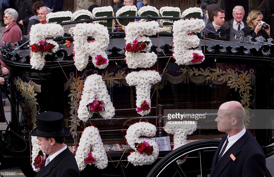   Reggie Kray 's hearse was covered with flowers spelling "Free At Last" 