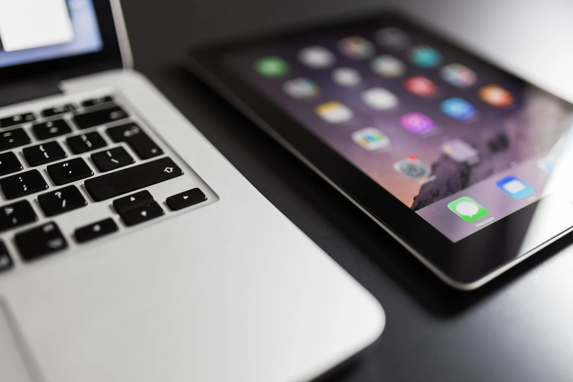 macbook-924015_1920.jpg