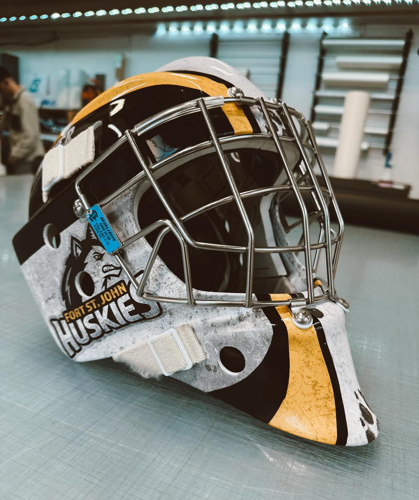 Evan Baker sporting his customized Huskies inspired helmet wrap🏒🥅 Look good, play good 😉 
Amazing weekend of wins for the boys in black &amp; yellow ⚫️🟡 
Catch the next home game November 20 @ the North Peace arena. 

📞 250-785-5767
📧 sales@gxs