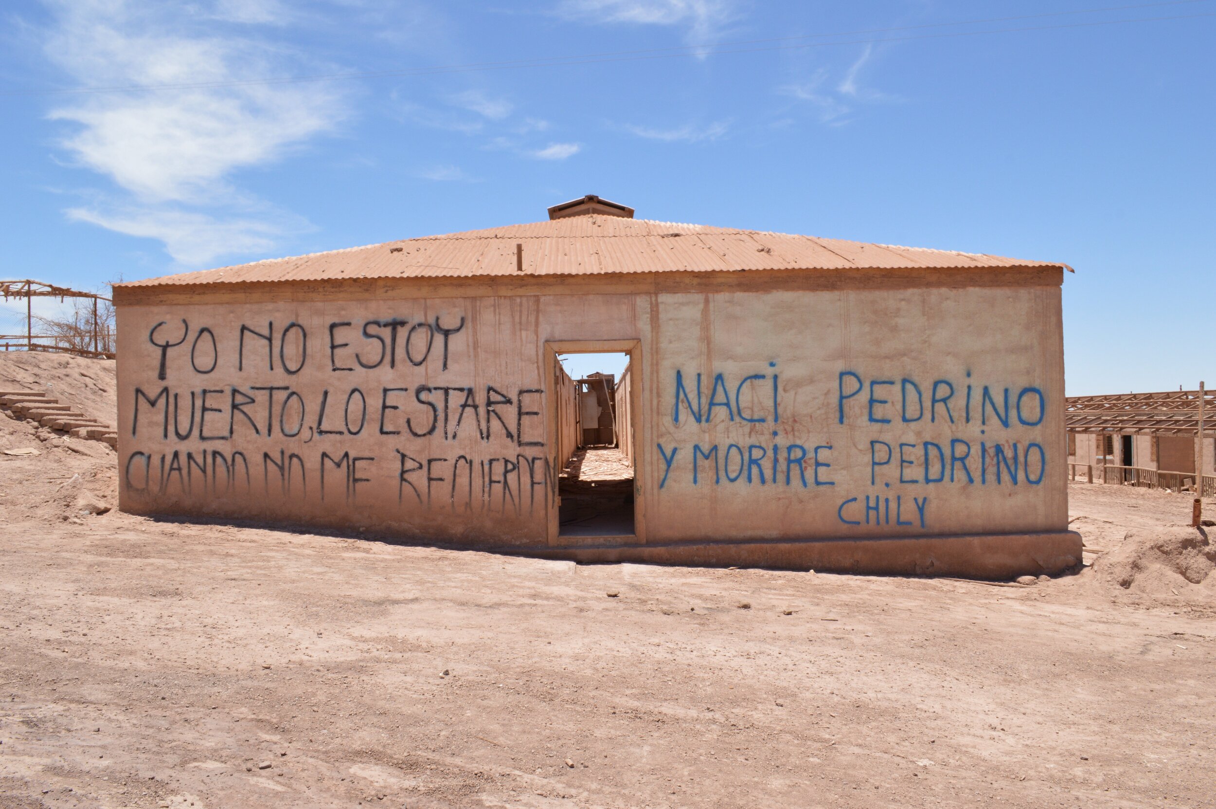  The recently abandoned mining town of Pedro de Valdivia, Chile. The inscription translates to:&nbsp;“I'm not dead, I'll be dead when you do not remember me.” 