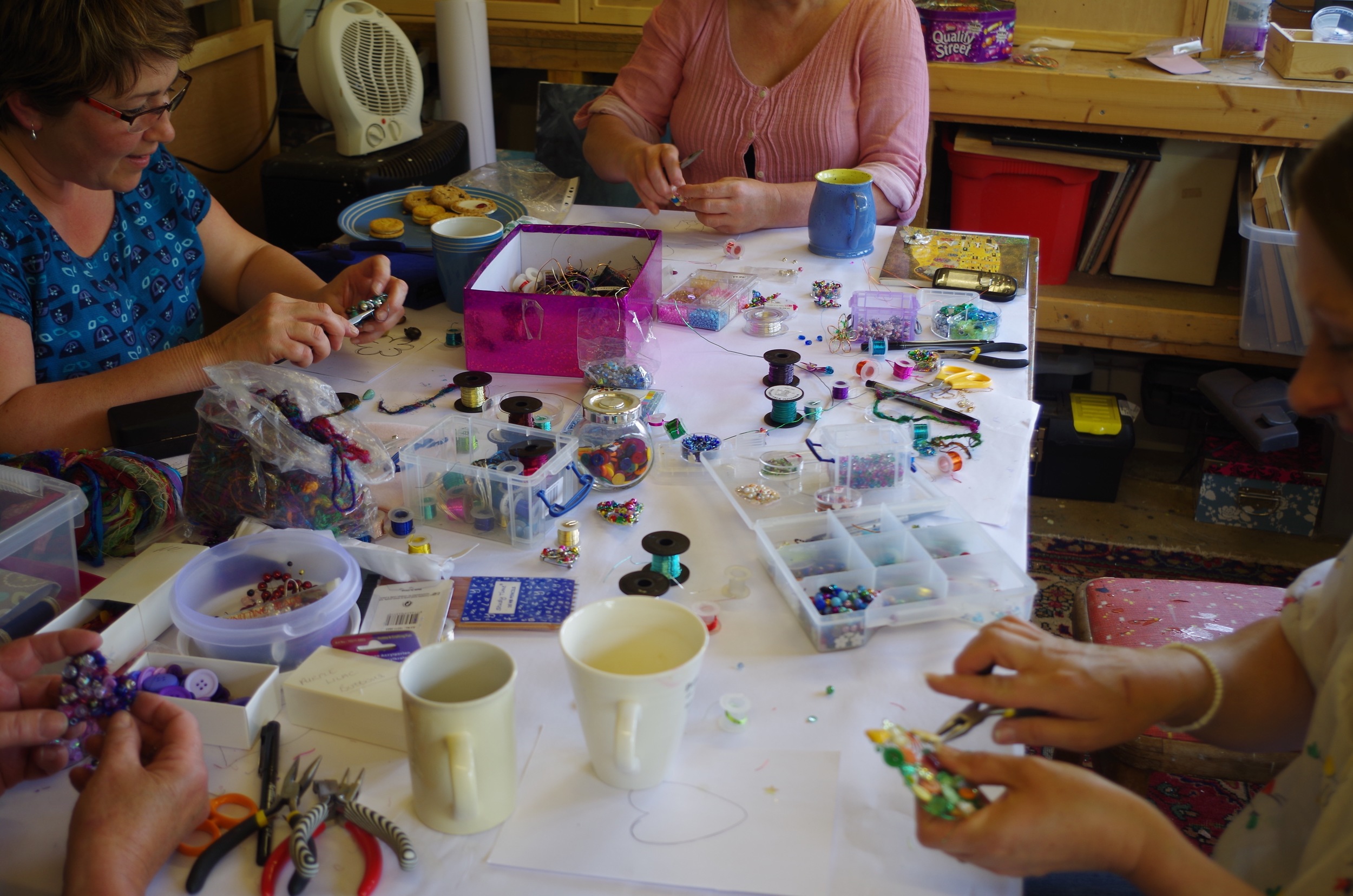 Making a wire/mixed media brooch workshop: Four friends, some expert tuition and a sprinkling of fun and creativity and a very successful 2.5hr workshop