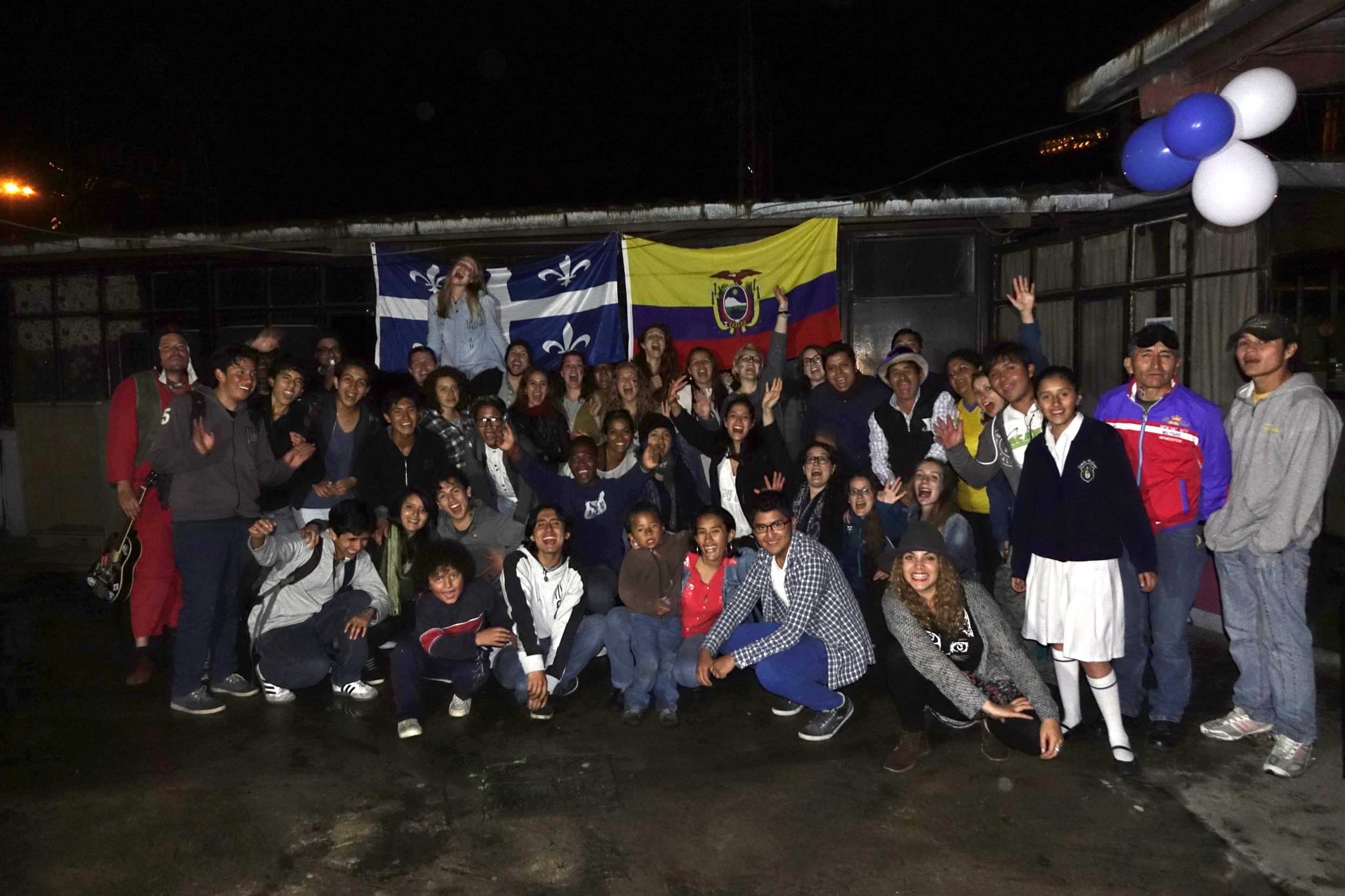 Photo de groupe en criant QUÉBEC! et QUITO!