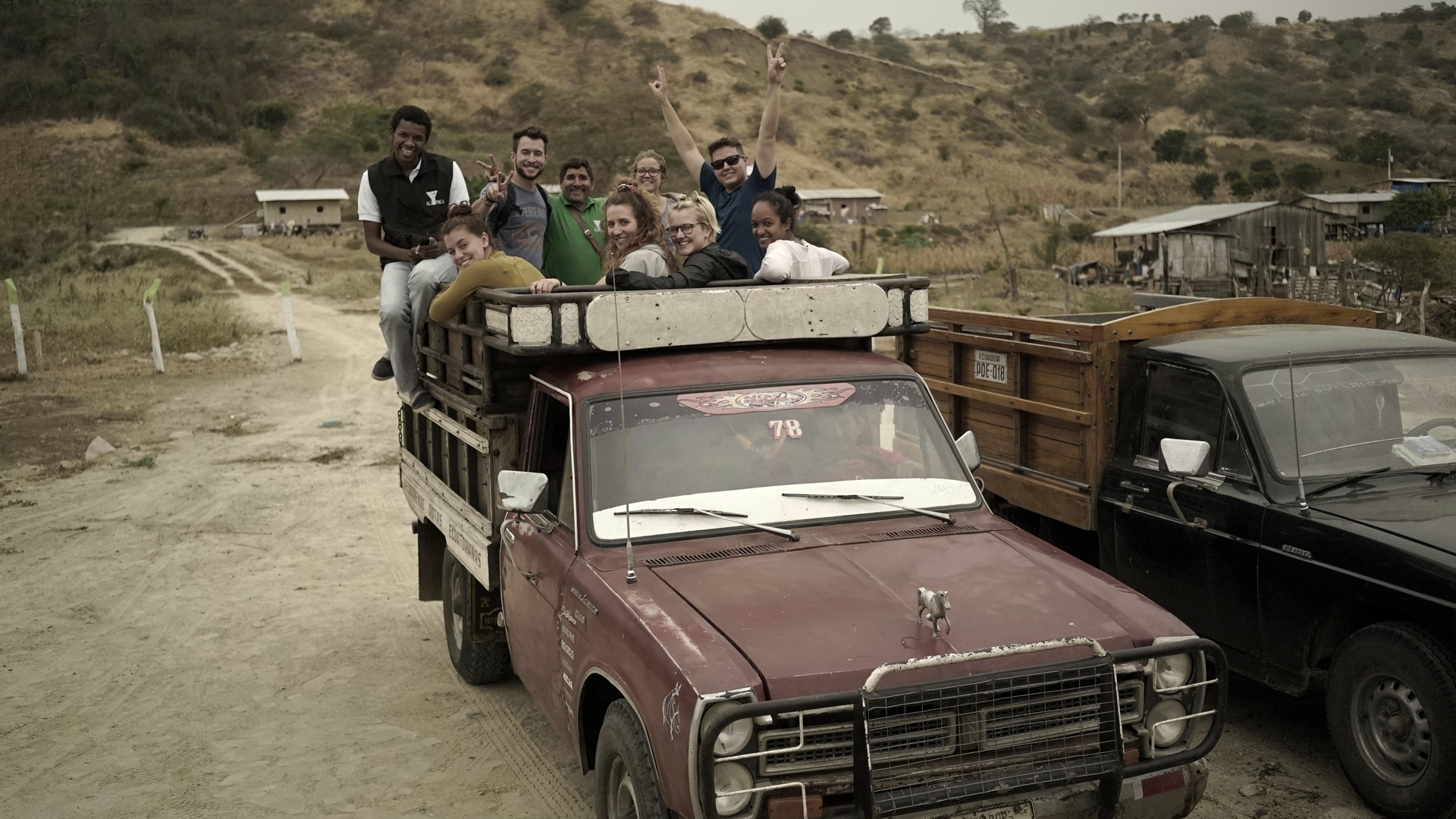 C'est en pick-up qu'on se déplace à Chone . Entre Marianne et Alexandra, c'est la place gardée pour Camélia ;)