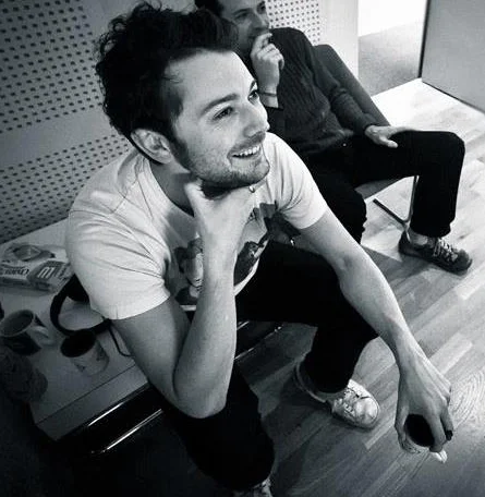 Vincent Lagadrillère Brillant concepteur musical et sonore, musicien et dj, Vincent est un communicateur hors-pair. Il fait cracher le son comme il savoure le bon vin; sans les yeux. Écoutez-le ici .