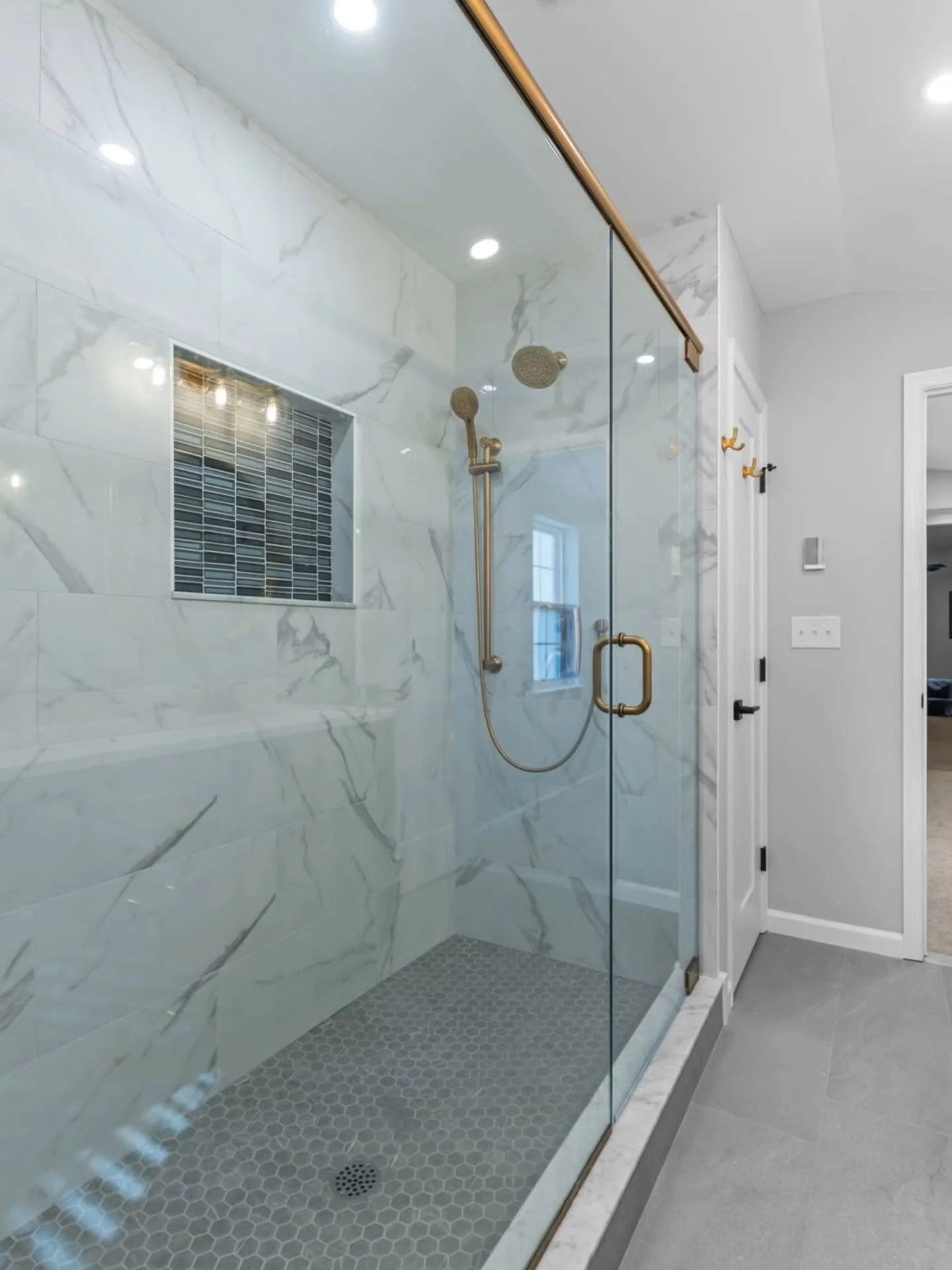 With creative design and planning, even a small bathroom can feel grand. In our opinion, the shower steals the spotlight with its beautiful tile and a colorful niche for a pop of color.

Architect: @cunnarch
Builder: Catania Construction
Tile: @dalti