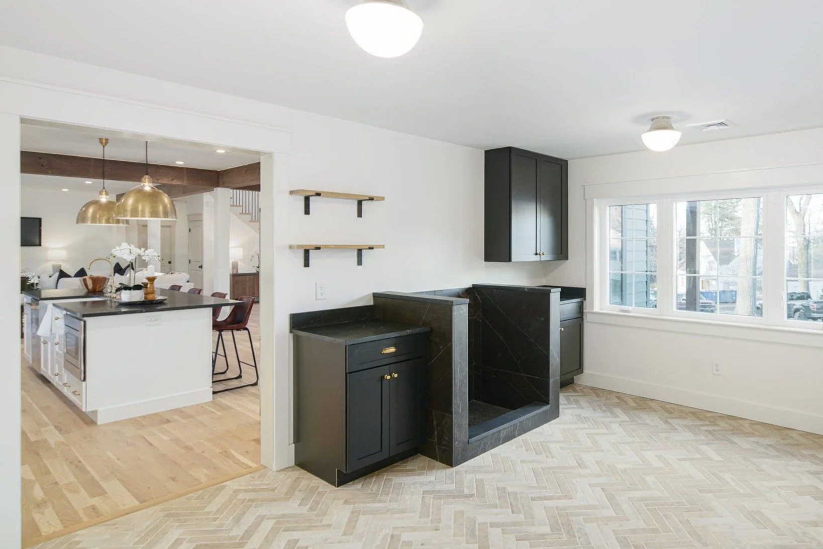 Calling pet parents! Our designs consider all members of the family - including the furry ones. A conventient, dedicated dog wash area is a practical amenity that makes pampering your four-legged companion at home easy.

Architect: @cunnarch 
Builder