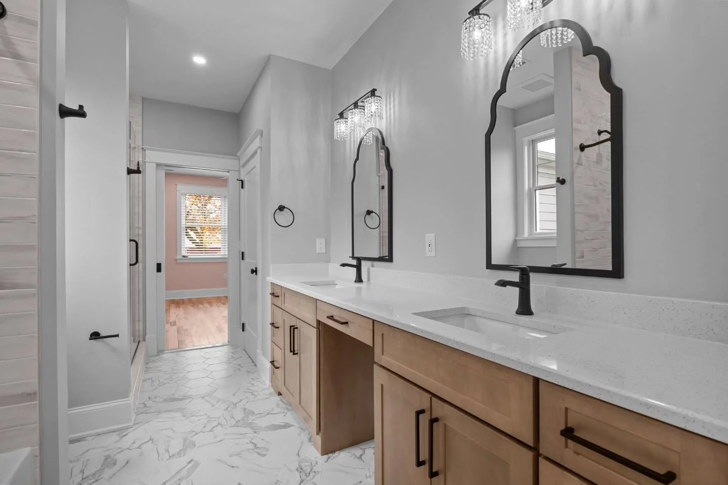 Jack and Jill bathrooms are a functional solution when space is limited for separate ensuite baths. We like the roomy design of this one that has both a tub and a shower, double vanity, linen closet, and plenty of space to be shared.

Architect: @cun