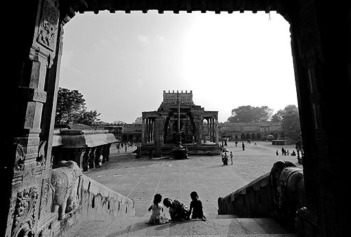 N-TN-C192_A_Framed_View_of_Nandi_Mandapam_from_Big_Temple.jpg