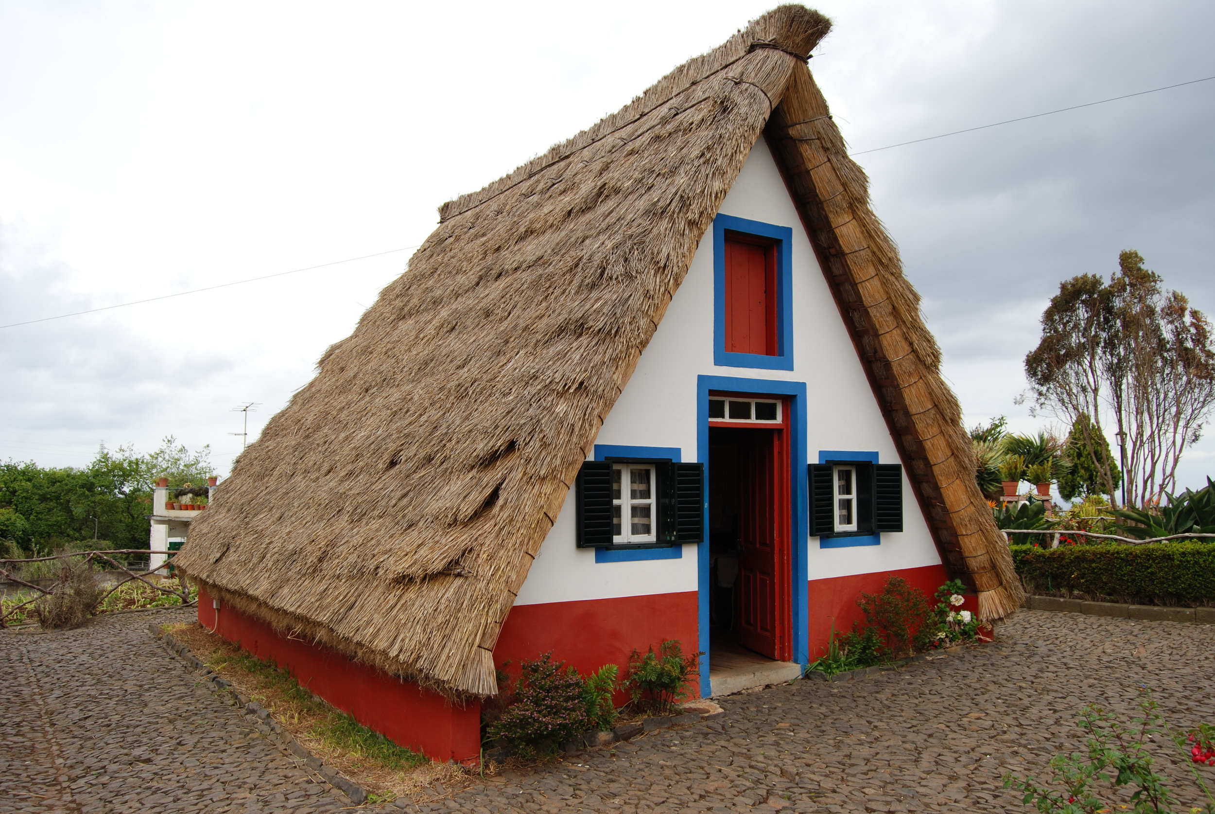 Traditional_thatched_house_(palheiro),_Santana,_Madeira,_Portugal_CC.jpg