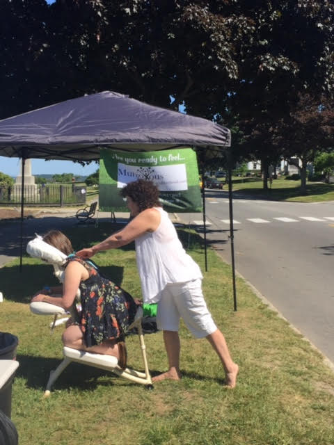 Munjoyous Spa provided free chair massage.