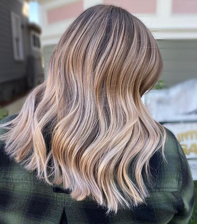 Toasty blonde 🌰
Hair by @la.serena__ .
.
For appointments contact the salon💖