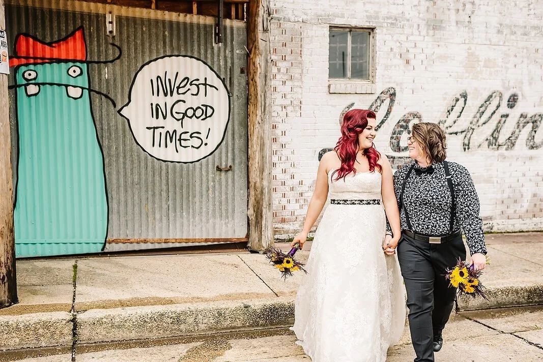 Happy first wedding anniversary to ⁠Brittney + Lindsey! 😍 Wild that this was the last &quot;normal&quot; wedding of 2020, but what a party this was! Hope you two are enjoying this special occasion + celebrating with some Muddy's cupcakes 🎉⁠⁠
⁠⁠
❤️: