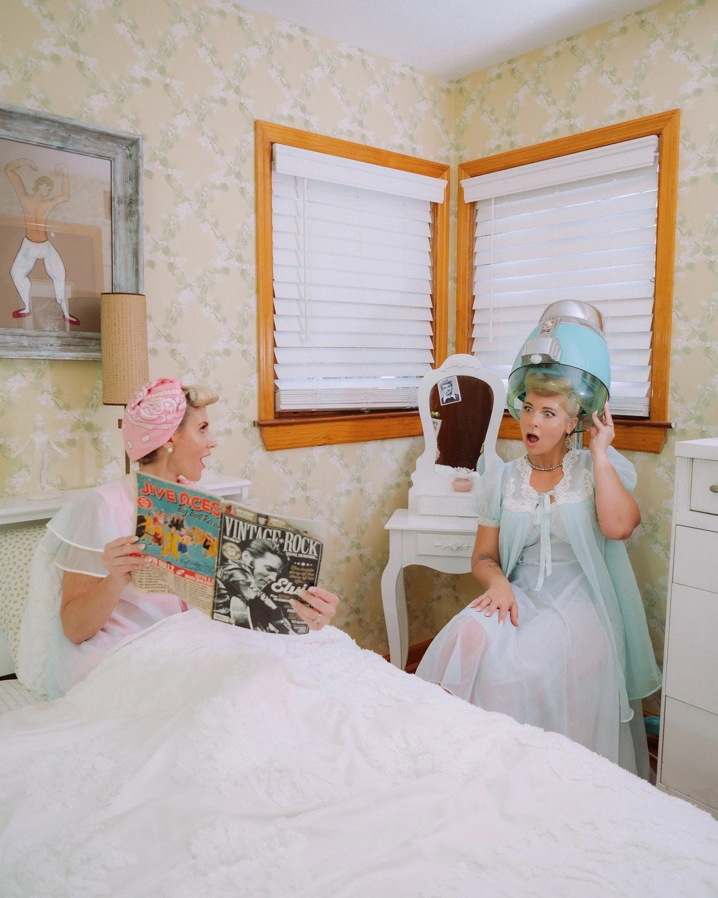 The 60&rsquo;s called&hellip; and Rosie + Emily said &ldquo;be right there.&rdquo; 💋📞 ⁠
⁠
This Lil Graceland session had everything - pin-up glam, sun-soaked swimsuits, and that perfect blend of playful + romantic that made it feel like a true vint