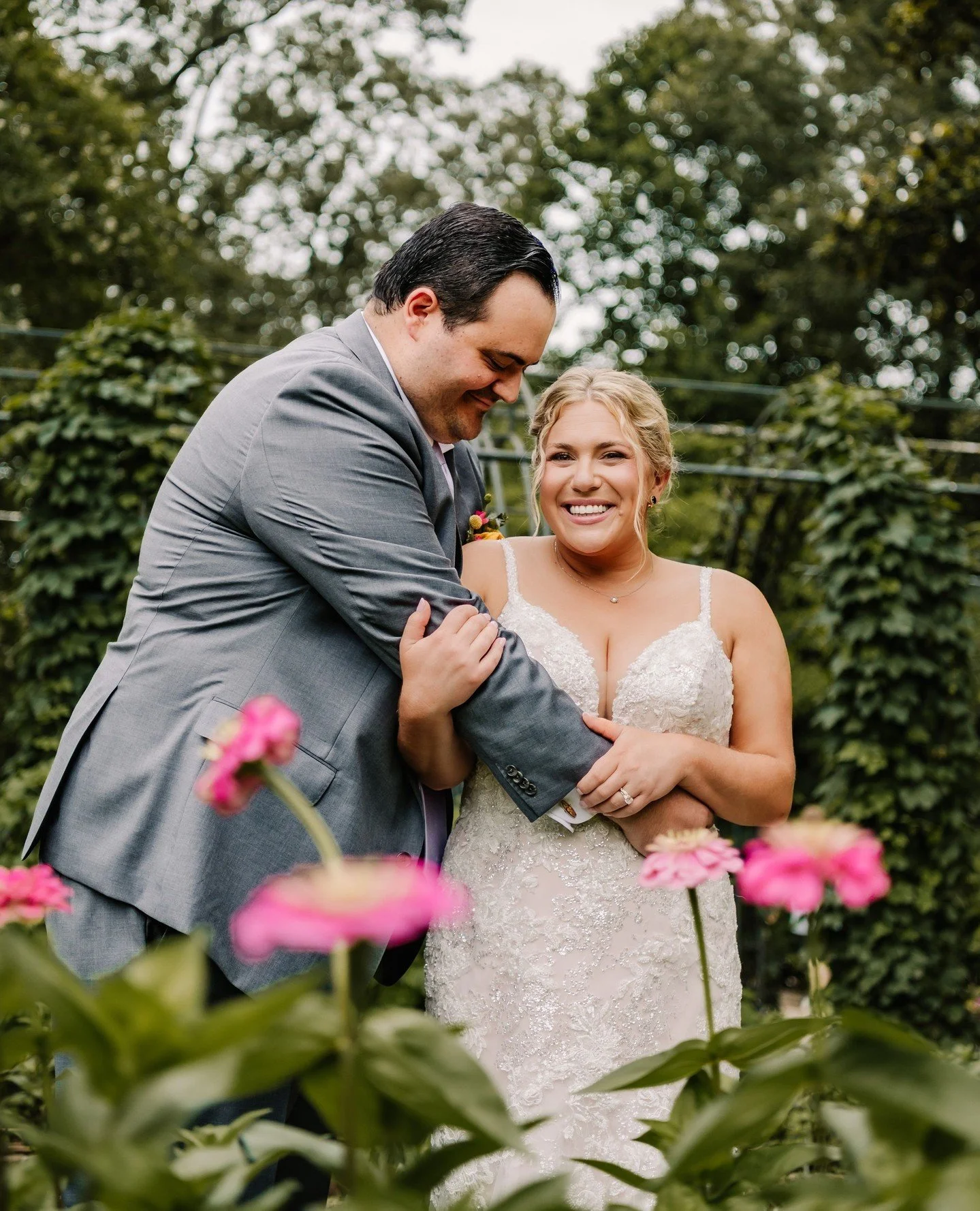 Still thinking about this dreamy day tbh... 🥹🌿⁠
⁠
Going through Jill + Dane&rsquo;s wedding gallery had me like 🥹😭🤍 &hellip; how am I supposed to choose favorites when every single photo is so full of love?! It took me forever to narrow it down,
