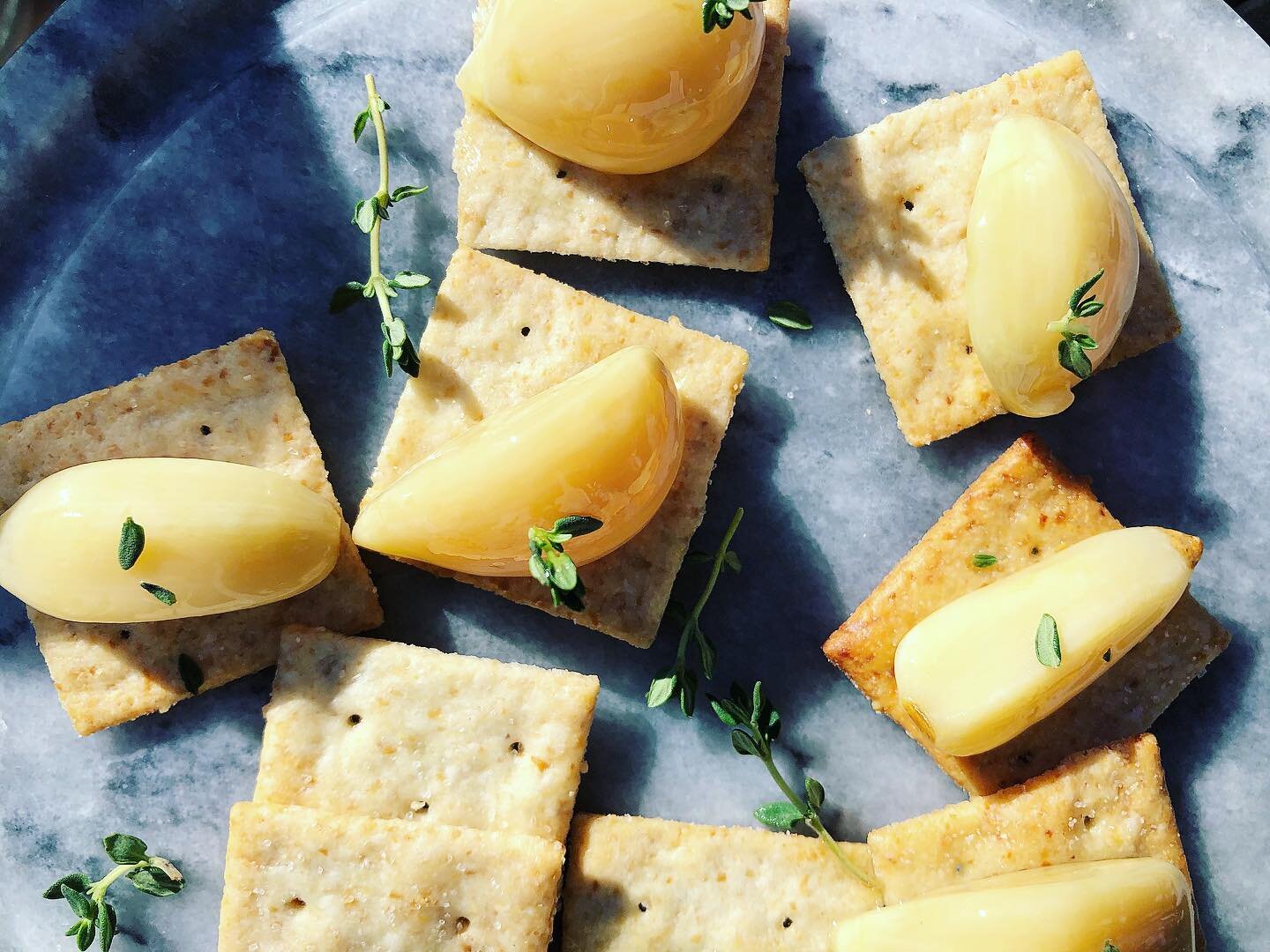 Little afternoon snack today with our senior group at the Plaza point apartments. 🏰
Garlic confit 
Thyme 🌿
@simplemills cracker 

GARLIC CONFIT RECIPE 
1.Place pealed garlic cloves in an oven-safe saucepan. 
2.cover with @henrysolives oil or grape 
