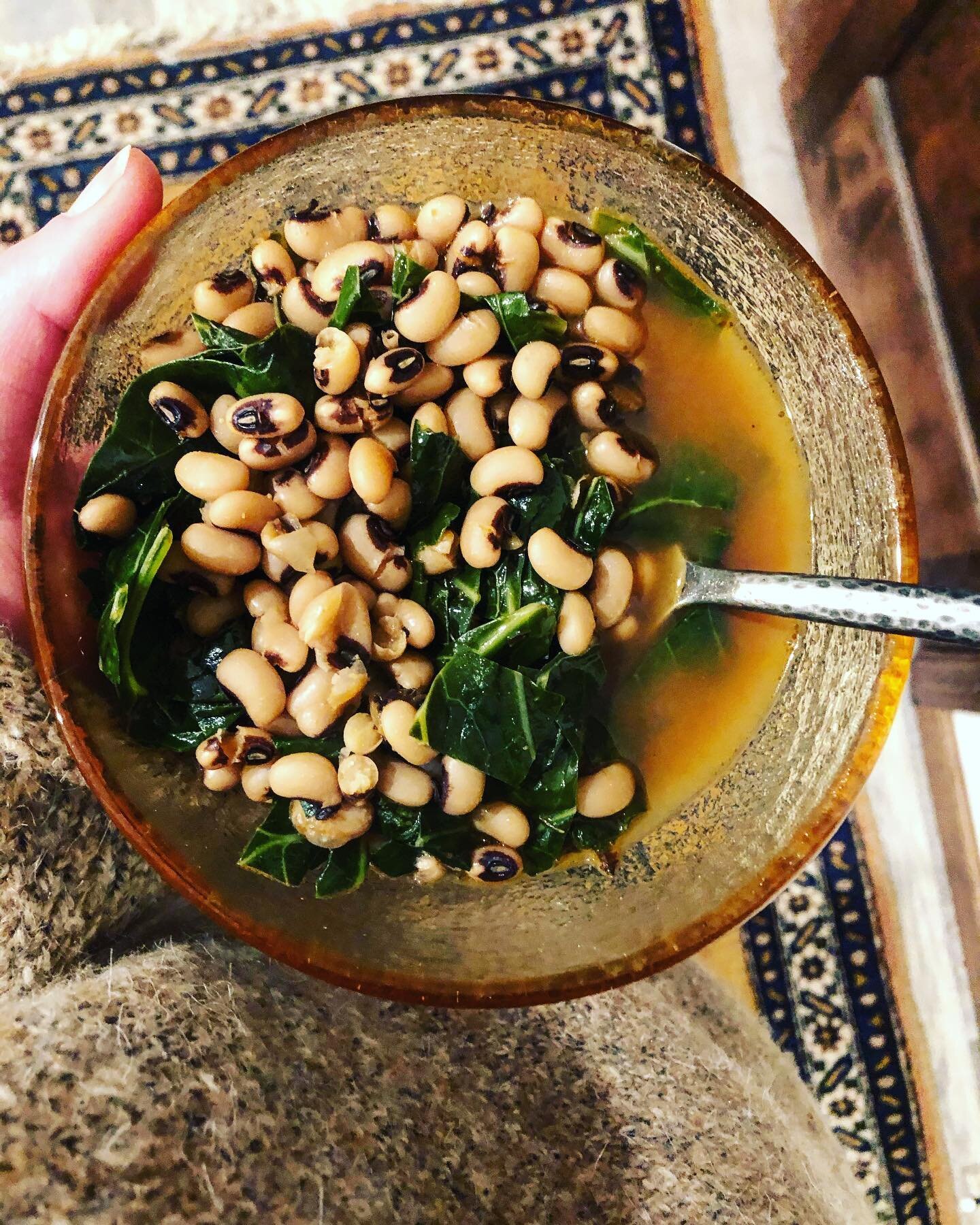 A New Year&rsquo;s Day tradition. Black-eyed peas and collard greens 🥬 
So simple and so delicious. I richened the broth with dried herbs, confit garlic and smoky paprika. Toss in the chopped greens 10-15min before your ready to serve and top with s