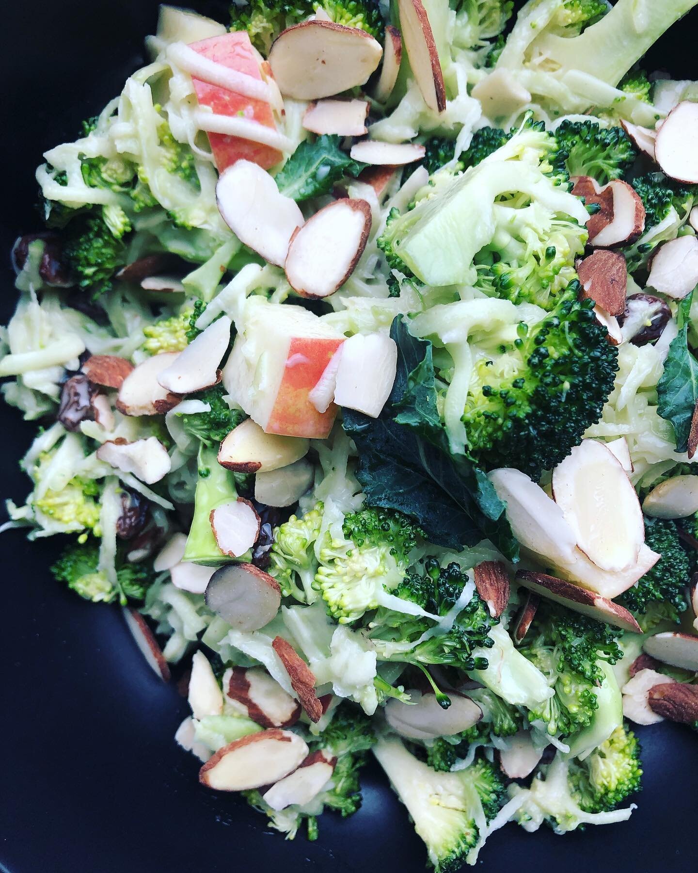This broccoli salad hits the spot 🤩
Broccoli + grated stems 
Crisp apples 
plumped raisins 
Slivered almonds 
Creamy, Maple sweetened dressing 
👉🏼To aid in digestion drop your raw broccoli in a pot of boiling water for 10-15 seconds. Just until it