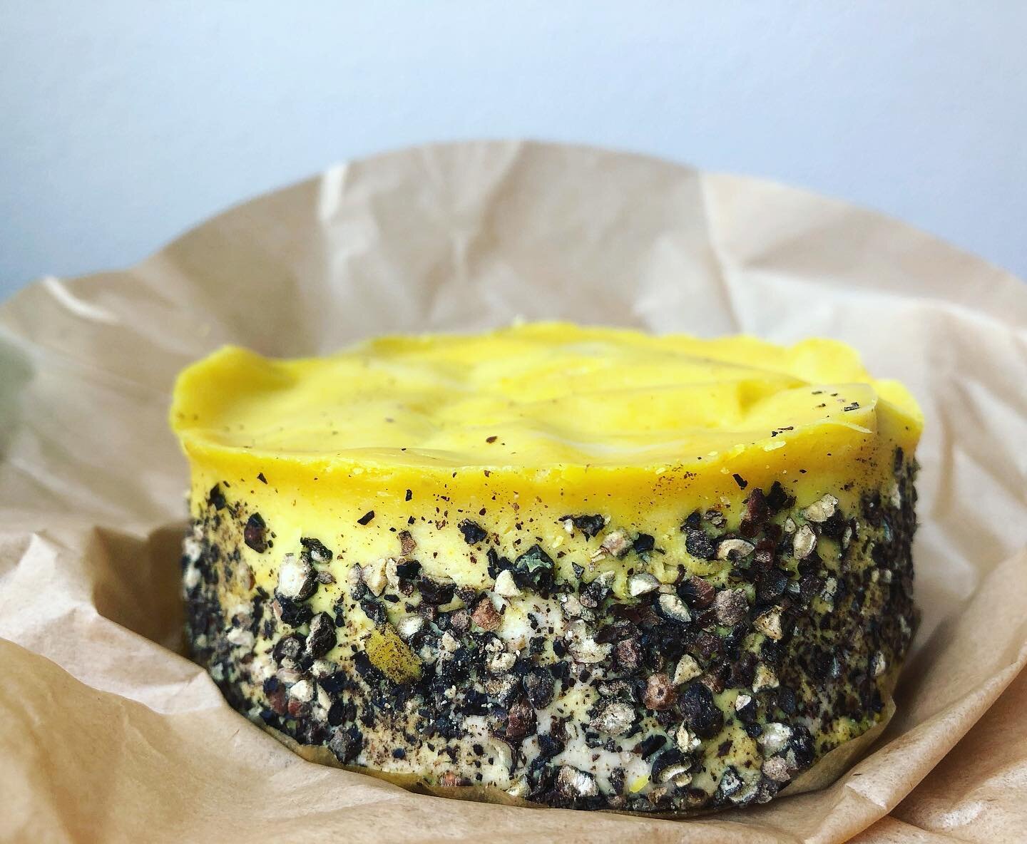 Black pepper turmeric 
Cultured &amp; aged, artisan cashew based cheese. 
This little test batch is looking so beautiful 🤩.
Stay tuned, about a week out for the taste test. 
.
.
.
#testing #smallbatch #artisan #cheese #vagen #plantbased #nextleval #