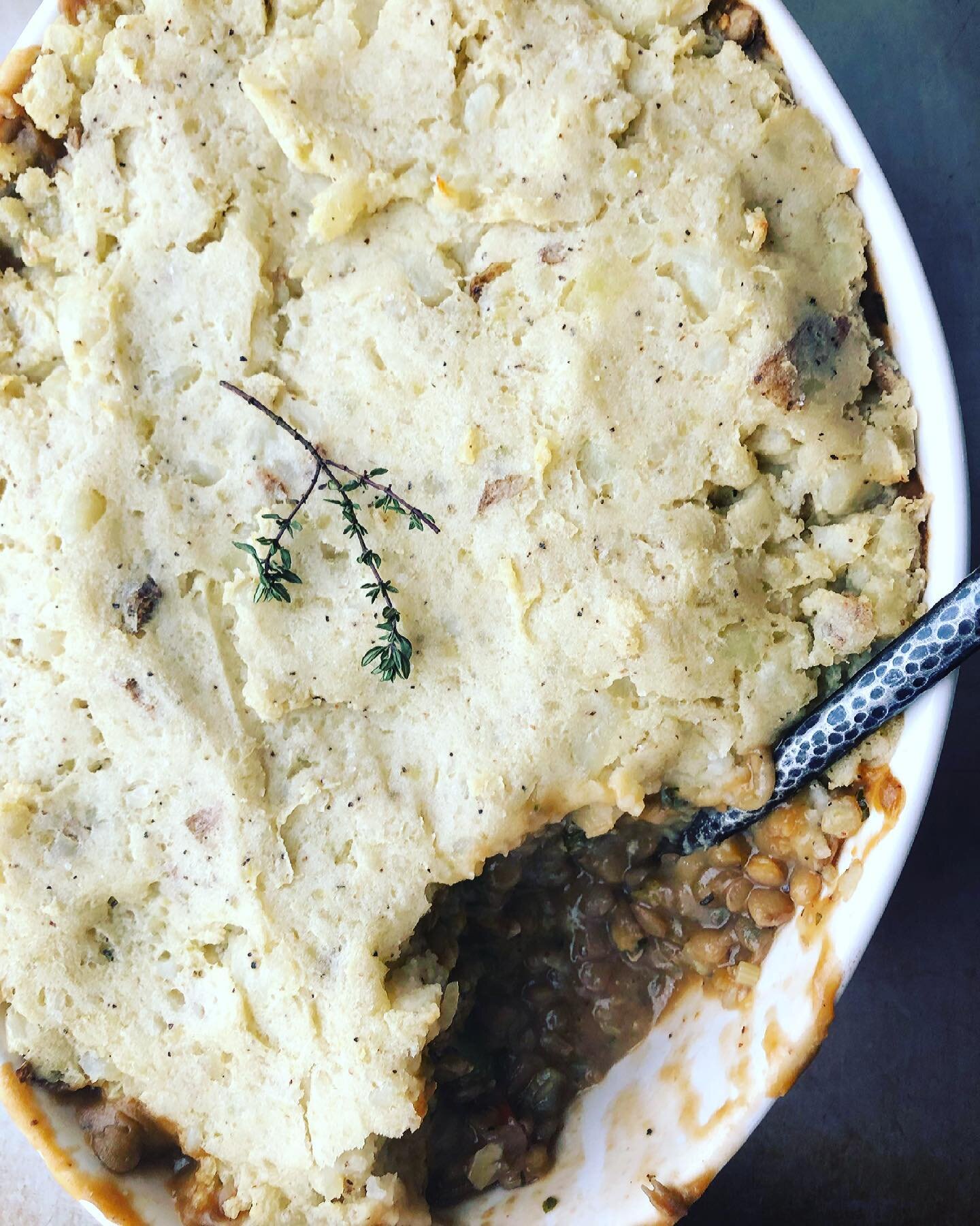 Shepard&rsquo;s pie for St. Patty&rsquo;s day 🍀
Potato 🥔 
Oat flour 
Lentils 
Carrots 🥕 
Green beans 
Veggie stock 
Onion 🧅 
Fresh and dried herbs 🌿 
.
.
.
.
#fresh #simple #meatlessmeals #plantbased #foodwisekitchen #vegan #real #food #stpatric