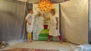  I pjäsen följer vi  Mitt önskefrö  genom årstiderna; från litet frö till storvuxet träd. Berättelsen får sin början på vintern, då allt är tyst och livet till synes står stilla. Vårens första regn lämnar marken bar. Livet kan få sin början i det lil