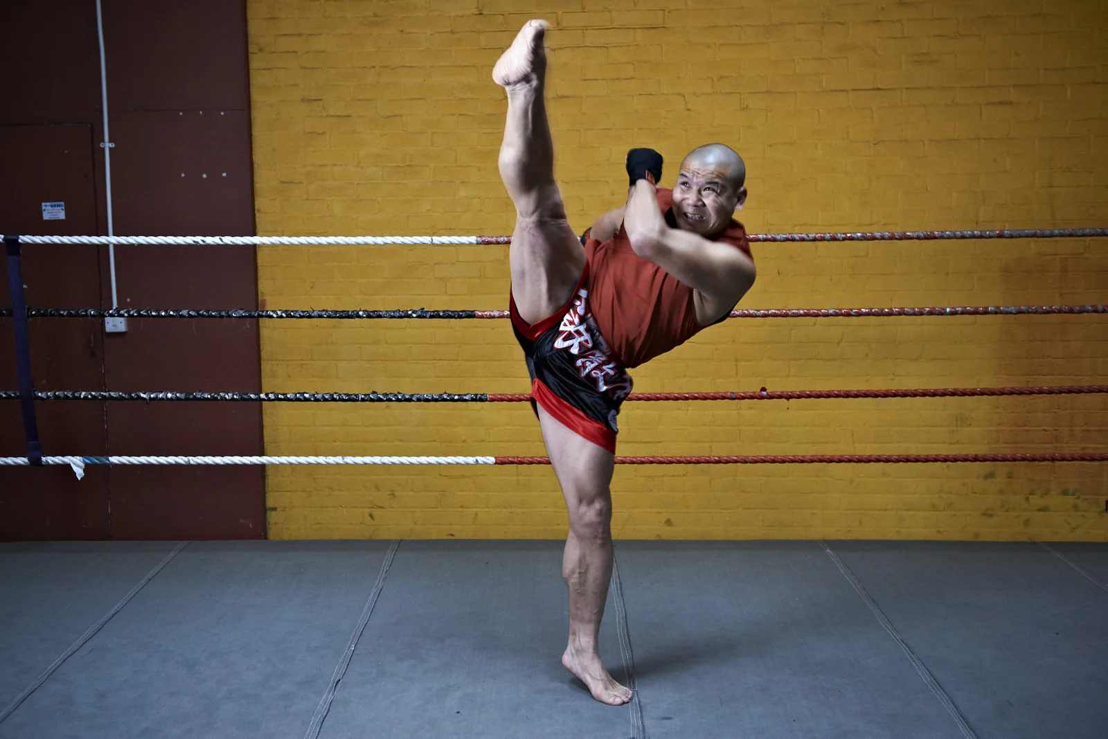 Shaolin temple uk shifu yanzi kick 3.jpg