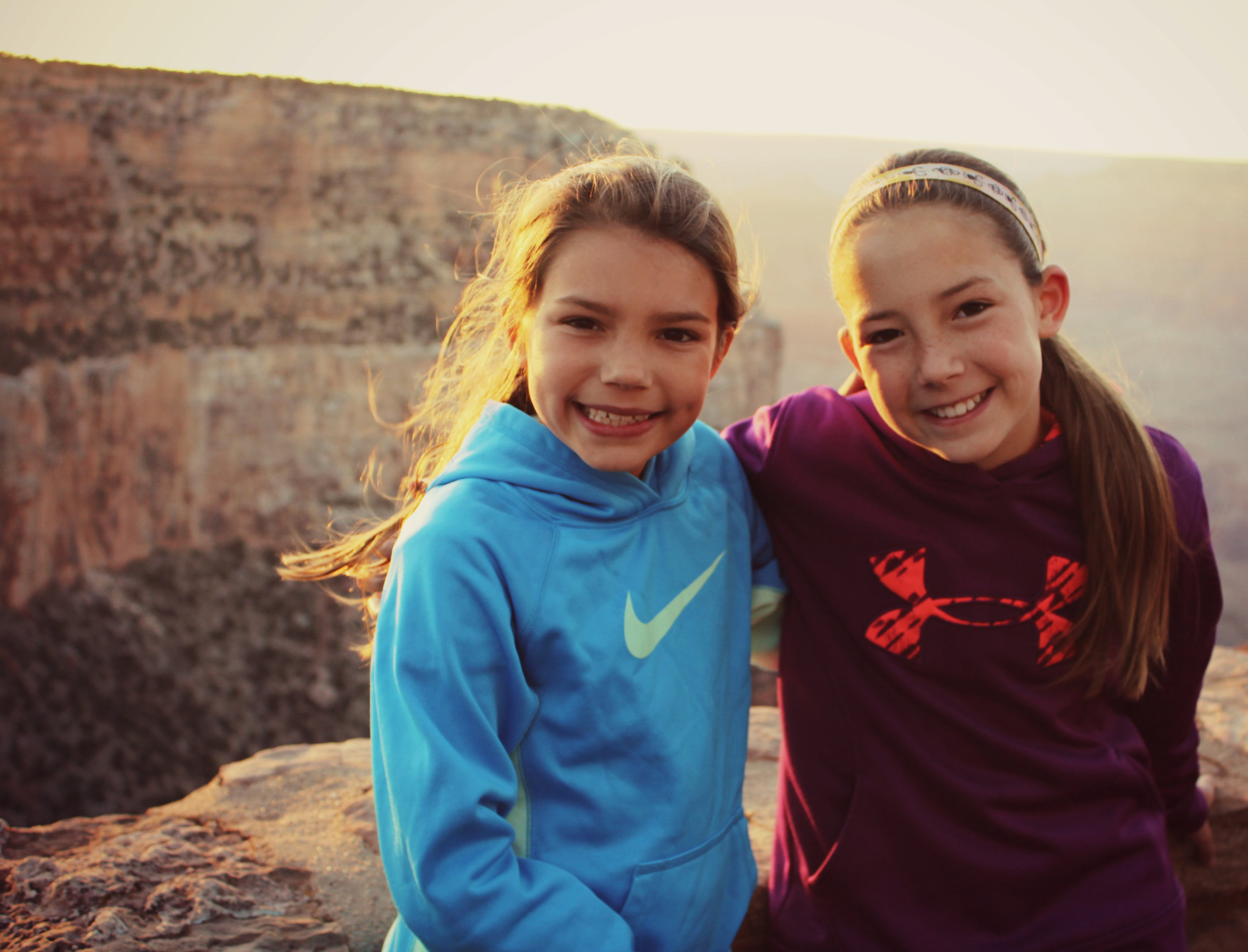 grand-canyon-sunset-two-girls