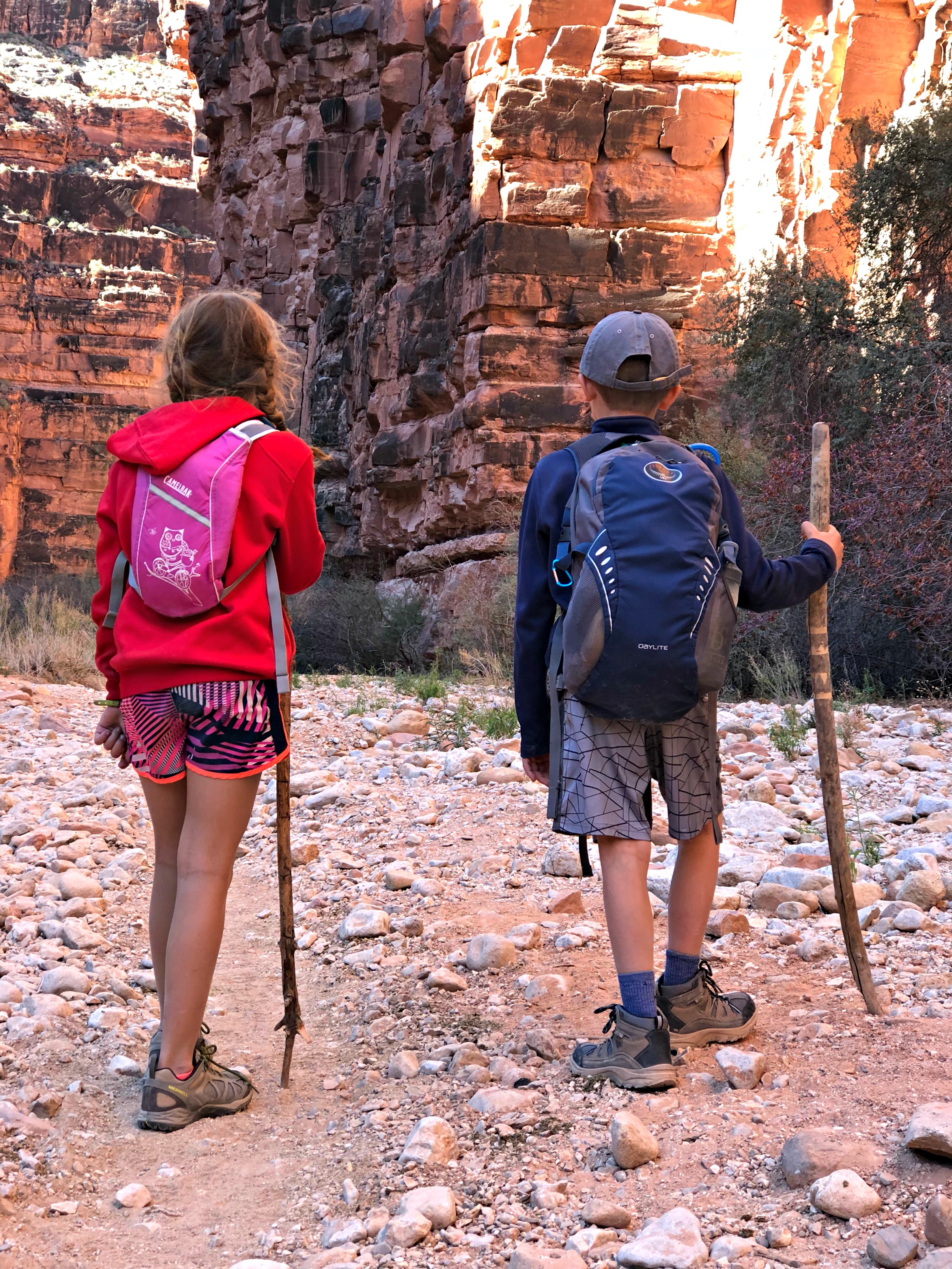 two-kids-hiking-up-havasupai-trail