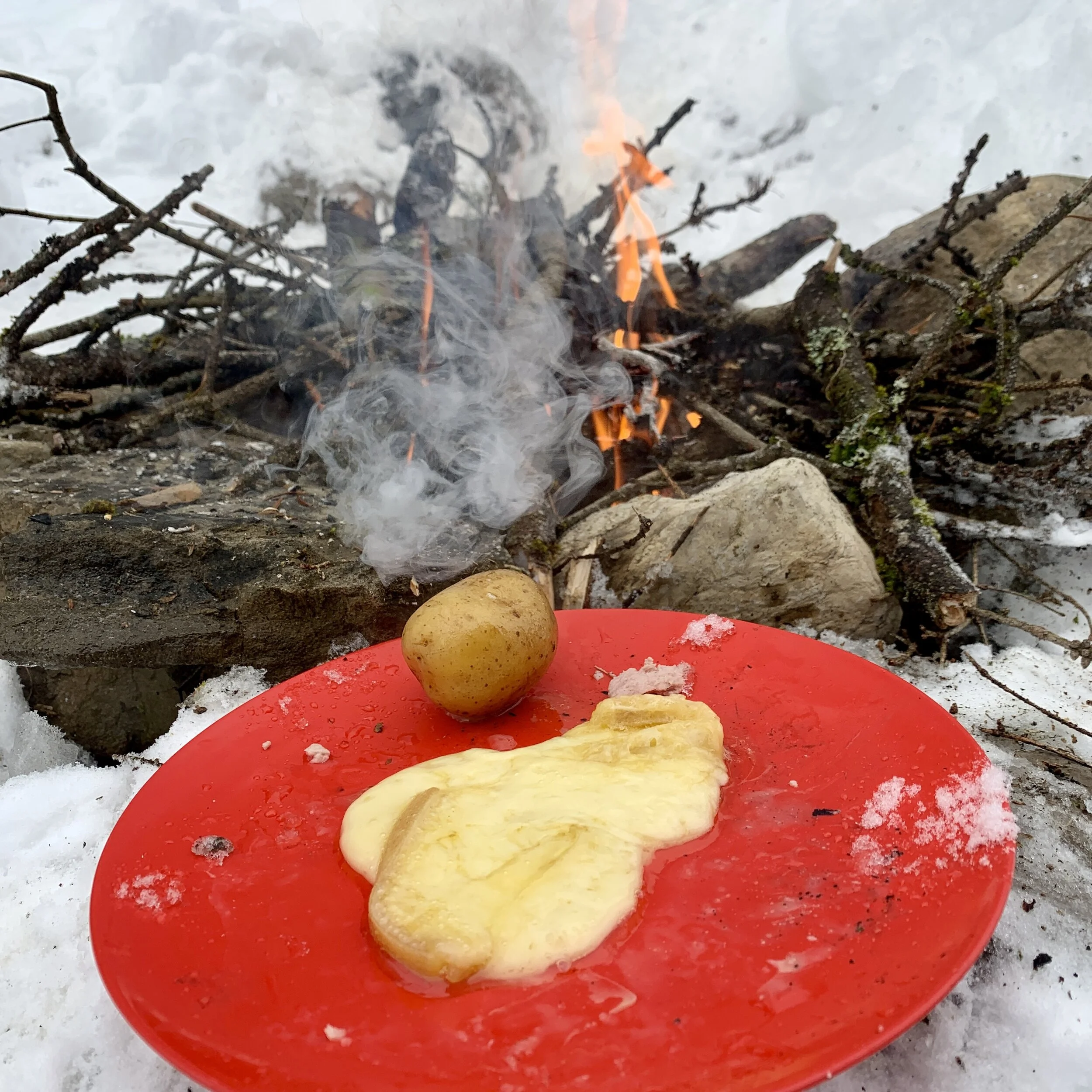 Journée, raquettes à neige, contes et cuisine sur le feu