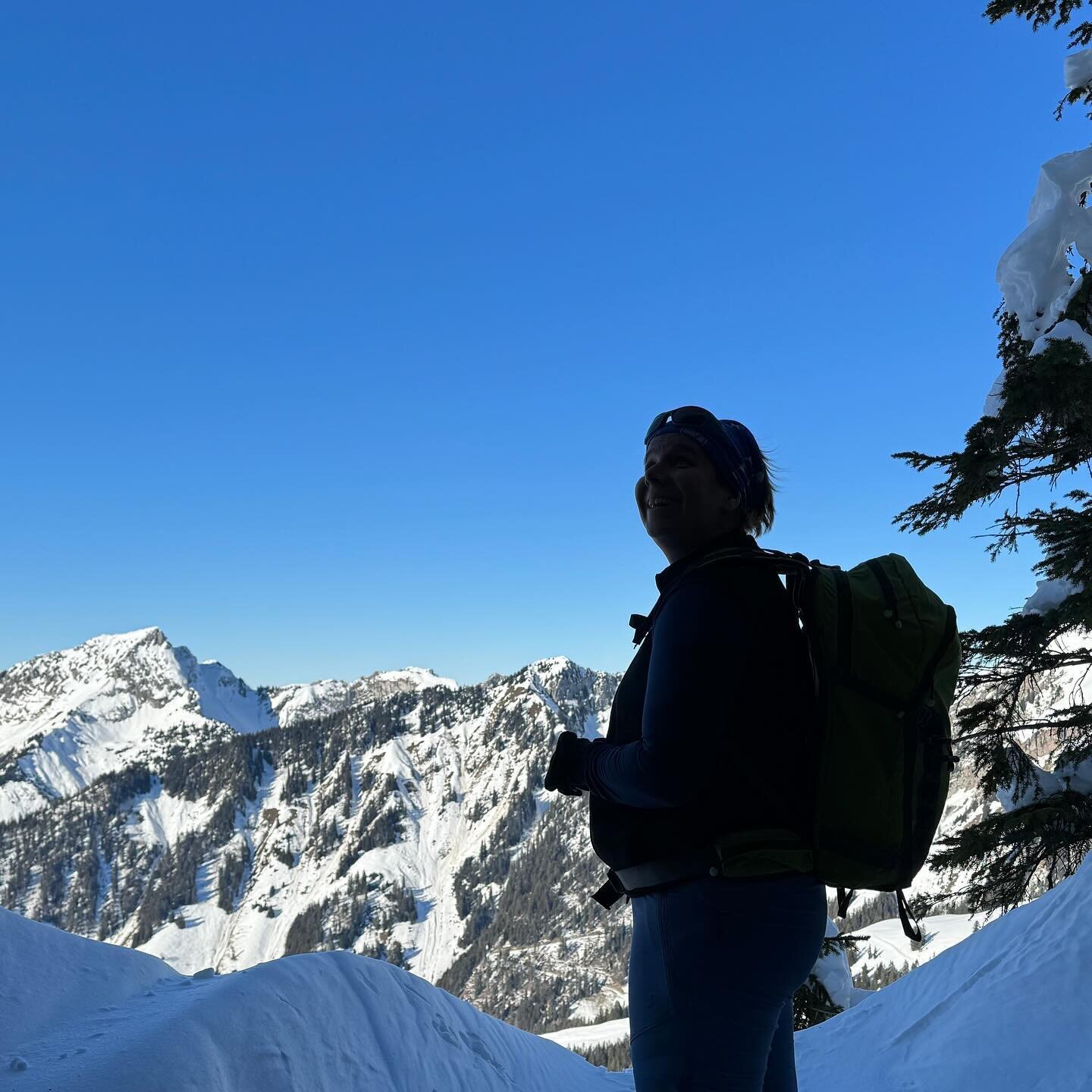 Petit vir&eacute;e sur les flans du B&auml;derhorn. @htsadventure.ch #htsadventure #mountains @msr_gear @iconoutdoor #mountainleder #accompagnateurenmontagne #wanderleiter #neige