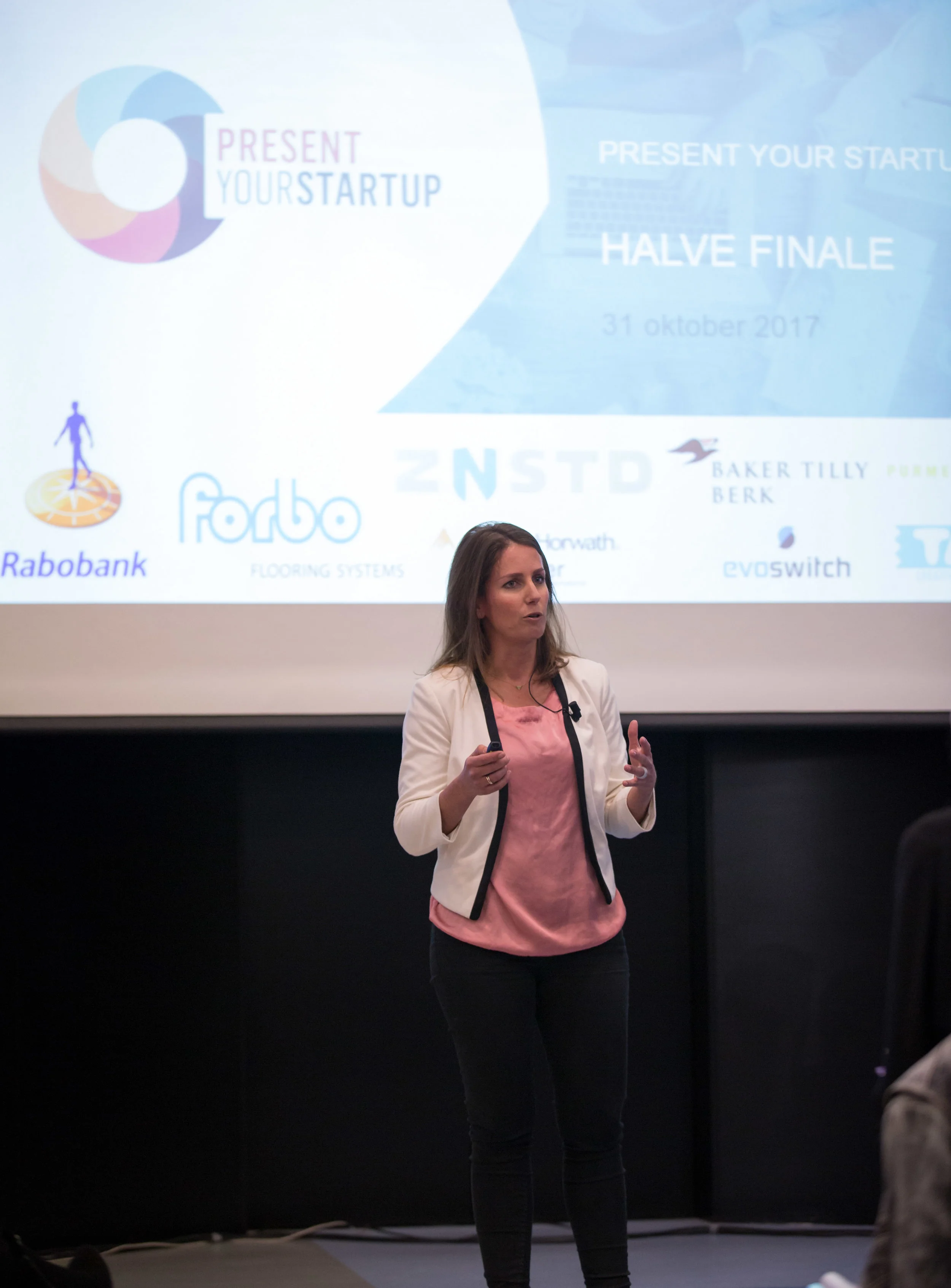 Valborg Korthals Altes op het podium tijdens de halve finale van Present Your Startup 2017