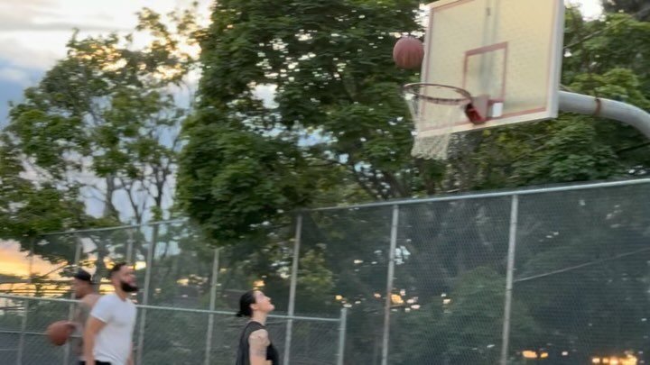 This is what happens when I try to play other sports. 

📸 @laurenengley