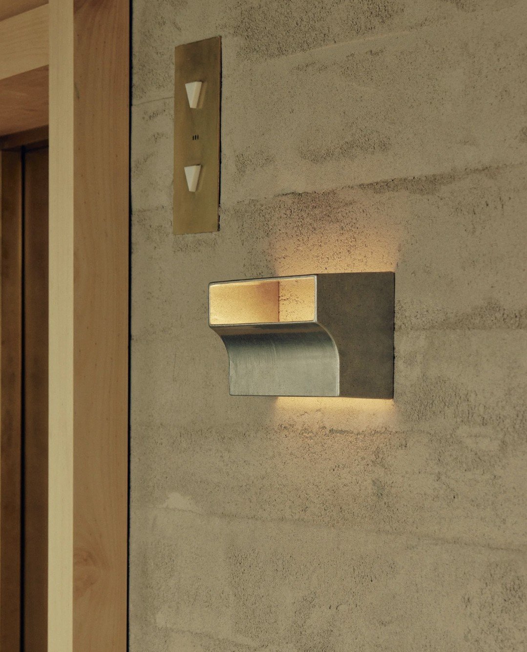 SCOOP WALL LIGHT - Sand-cast in solid metal the Scoop Wall Light is a welcome addition to the Radno̲r Represented collections by Henry Wilson. ⁠
⁠
Always a keen eye on the form and texture this light brings a sense of nostalgia. ⁠
⁠
On view in our Su