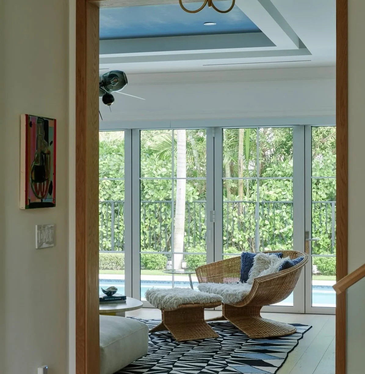 IN SITU - A perfect palm beach project by the talented Unionworks Team. The use of color and texture give the space a beautiful dimension. 

Featuring the Lotus Lounge Chair crafted by Miller Yee Fong with upholstery by Salem van Der Swaagh. 

Interi