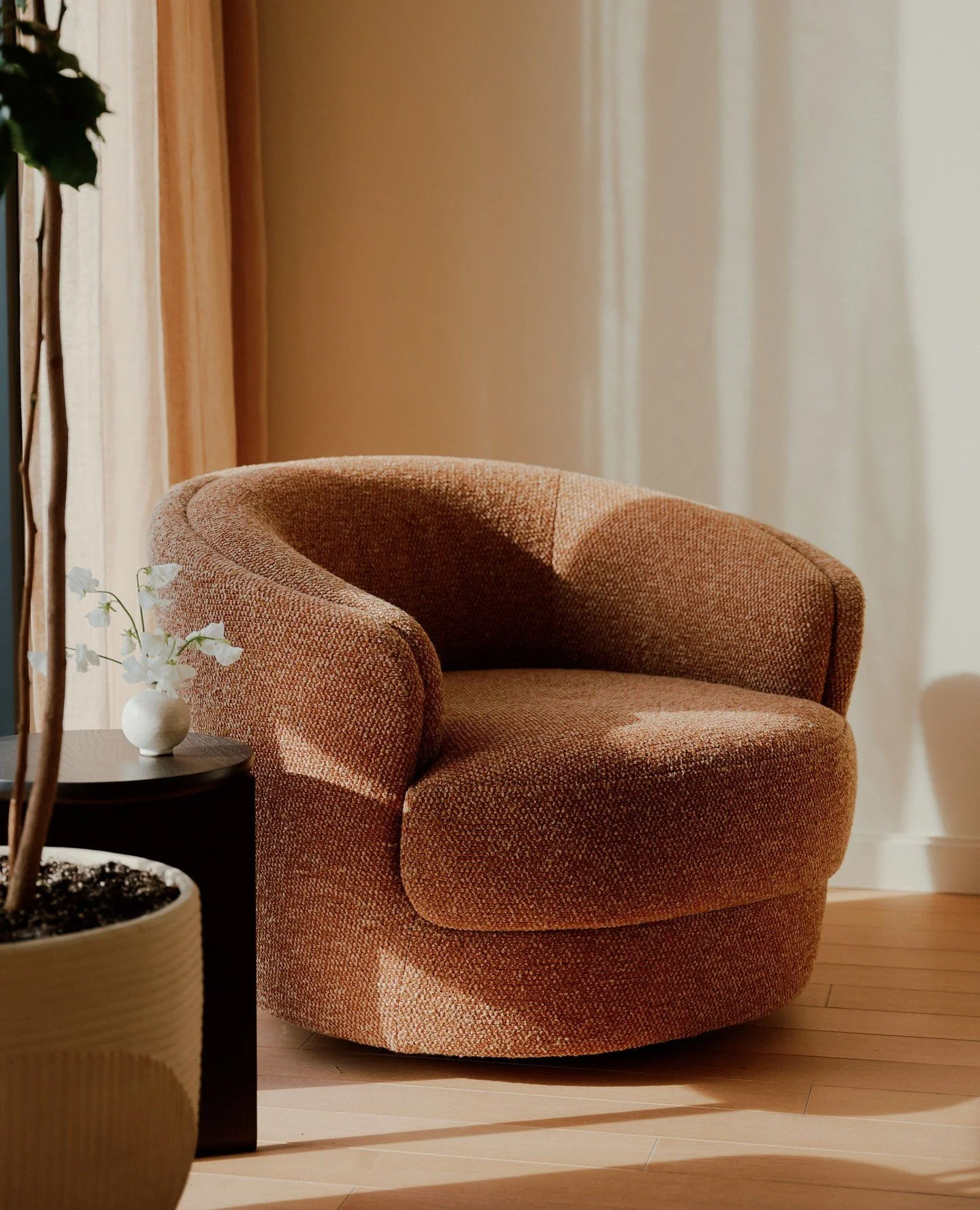 BEAU LOUNGE CHAIR - On view in our new Brooklyn Tower Gallery is the Radnor Made Beau Lounge Chair designed by Bunn Studio. ⁠
⁠
In good company alongside our Horizon Planter by Julianne Ahn, Wu Side Table &amp; Landry Wall Mounted Bookcase by Egg Col