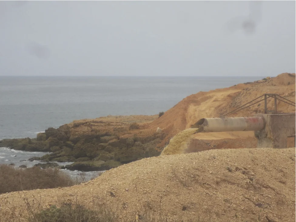 Toxic waste spilling out into the ocean near Safi. Photo by Niria Alicia. 