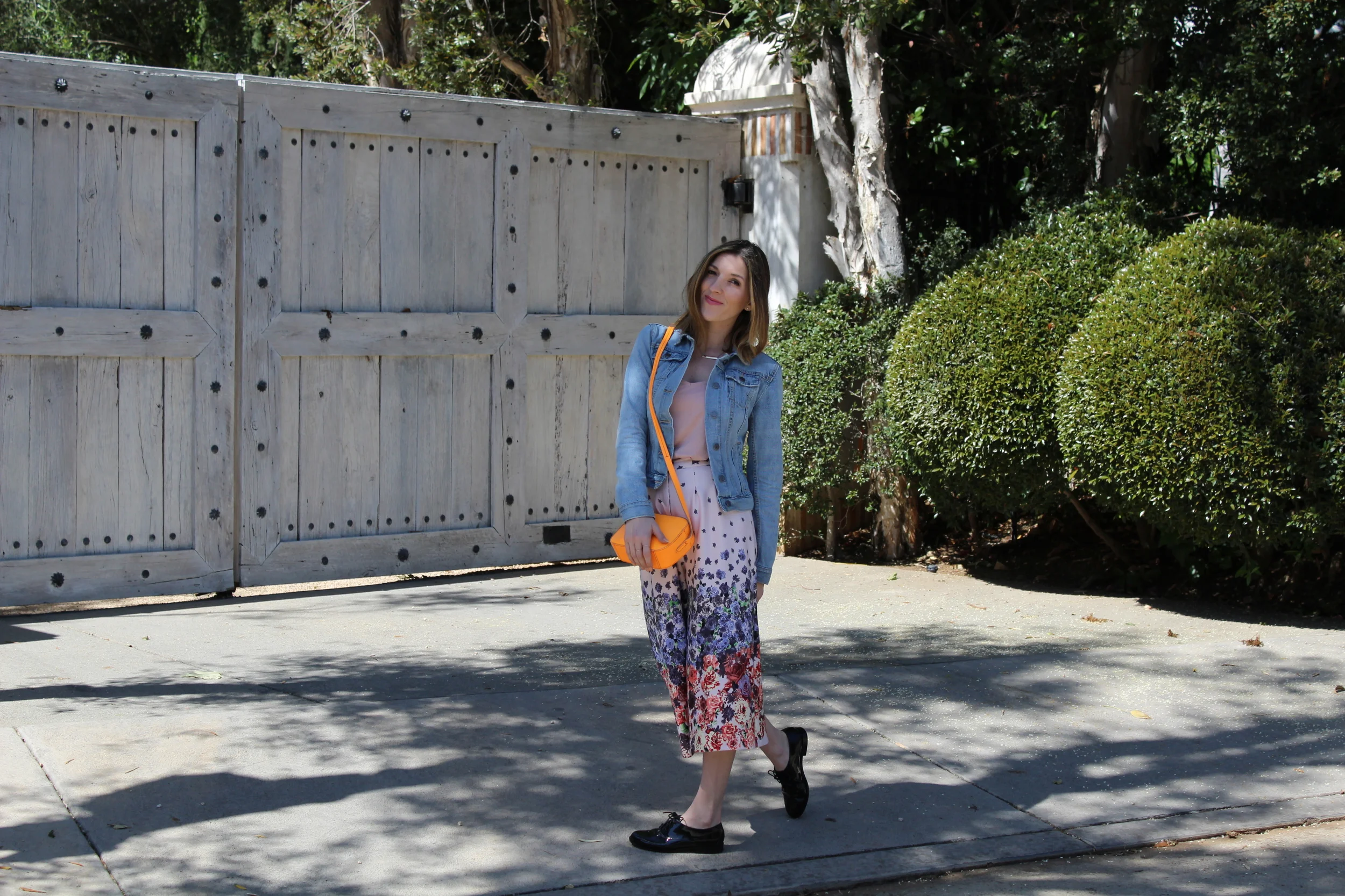 This look I wore recently while out and about adventuring around Los Angeles. What I love about this look is how spring fresh and ready it is. I love the lightness of the outfit and the floral printed culottes are absolutely perfect for the spring season.