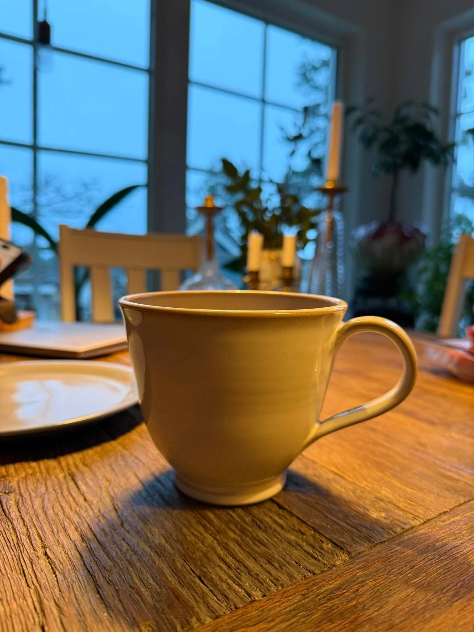 Till
allomvetande fejjan!
F&ouml;r m&aring;nga &aring;r sedan k&ouml;pte jag dessa tv&aring; koppar. De &auml;r tunna i kanten och rymmer ca fem deciliter. Vet n&aring;gon en keramiker som g&ouml;r ngt snarlikt? F&auml;rgen &auml;r inte s&aring; vikt