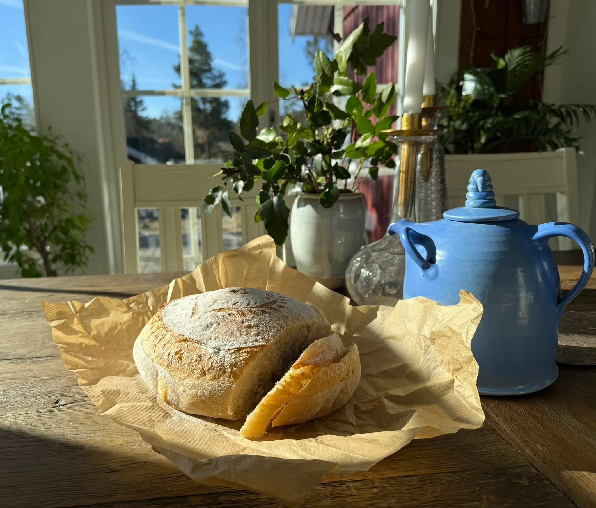 Min l&ouml;rdagmorgon startade med en hundpromenad genom skogen till Susanna Pauls&eacute;n Stern (breviksv&auml;gen) d&auml;r jag k&ouml;pte detta vackra, goda br&ouml;d. K&auml;nns n&auml;stan som om jag bor i Frankrike igen: &rdquo;bara kila ned o