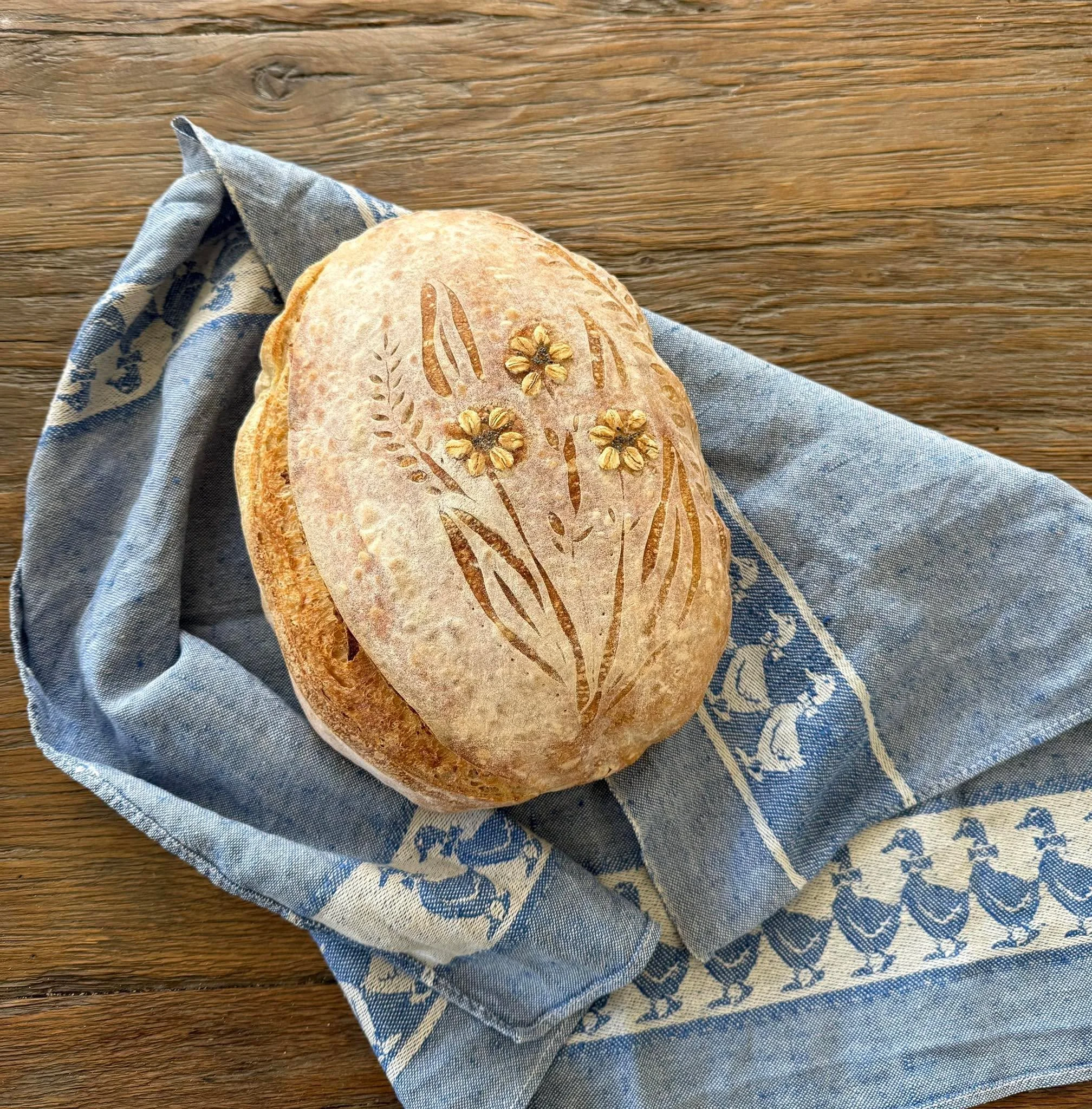 S&ouml;ndagfrukosten b&ouml;rjade med hundpromenad f&ouml;rbi Sanna Paulsen Stern som bor n&aring;gra kvarter bort. D&auml;r k&ouml;pte jag detta vackra br&ouml;d. 
(G&ouml;r s&aring; g&auml;rna reklam f&ouml;r henne. T&auml;nk att vi har ett bageri 