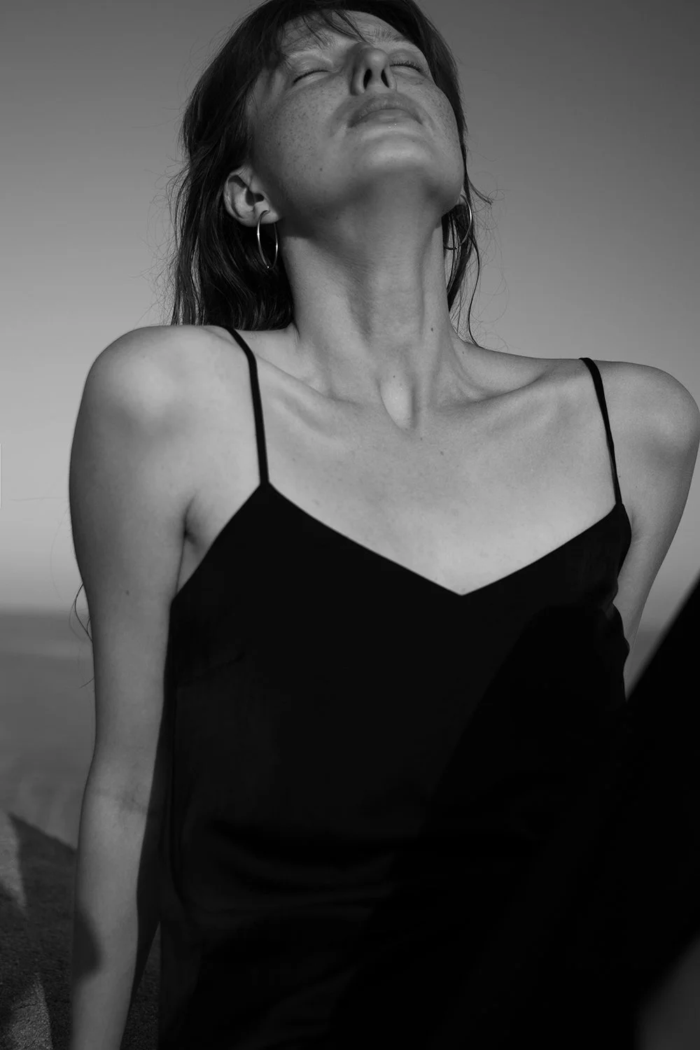 oksana-by-mariya-mileva-beach-portrait-01.jpg