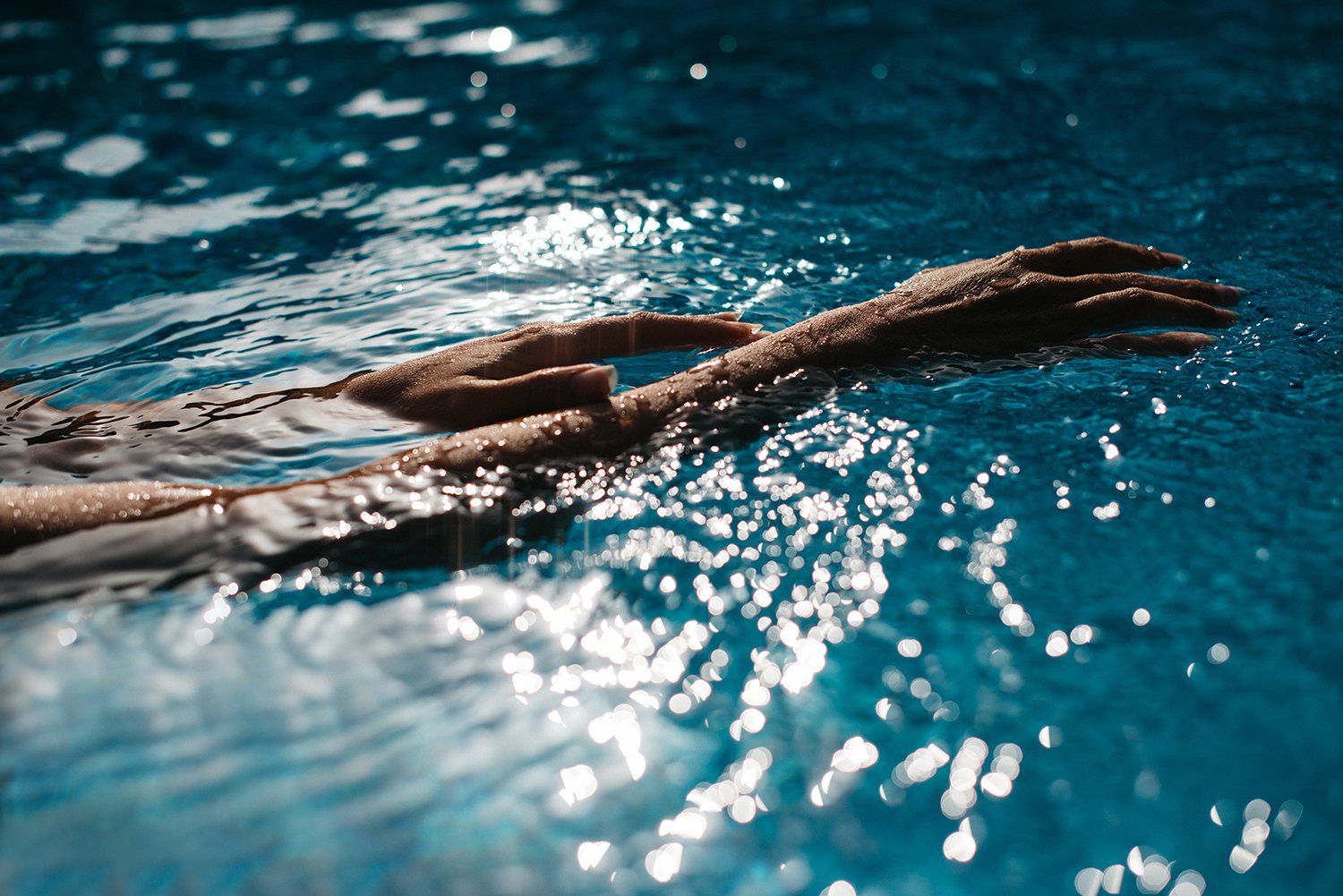nuria-pool-hands-summer-by-mariya-mileva-01x1500.jpg