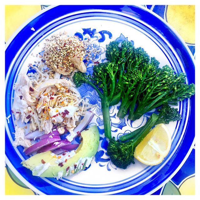 #WhatsOnMyPlate Dinner the other night... Quick✨Easy ✨Light✨Yummy✨
🌱Organic free range shredded roast chicken
🌱Lighty steamed broc (with 🍋 of course)
🌱Avo
🌱Small scoop of hummus with dukkah on top
🌱Chili flakes all around 🌶
#IllBeReadyInFiveMi