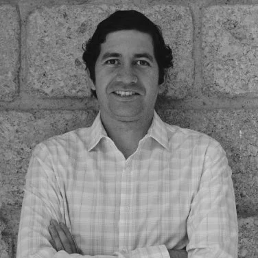 Carlo del Valle Carlo tiene estudios de publicidad por el CECC y una maestría en Investigación en Sociología y Demografía por la Universitat Pompeu Fabra de Barcelona. Es co-fundador del laboratorio de diseño de comportamiento NUDØ, en donde se especializa en re-diseñar el comportamiento de las personas a través del diseño e implementación de Nudges. También es co-fundador del Instituto Mexicano de Economía del Comportamiento A.C. Rugbier empedernido.