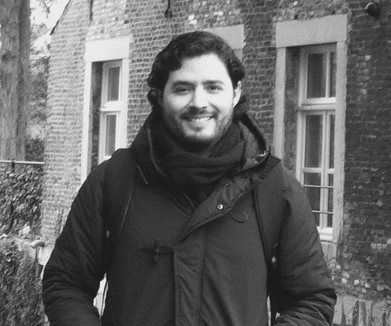 Adrián Vargas Adrian es economista del ITESM y actualmente se encuentra estudiando el master en Economics con especialización en Behavioral Economics en la Universidad de Tilburg. Tiene experiencia en investigación de deuda a nivel país y se ha desempeñado en el sector público y privado analizando programas sociales y riesgos de capital, respectivamente. Sus intereses de investigación están en las áreas de Economía del Comportamiento, Medio Ambiente, Salud y Corrupción.